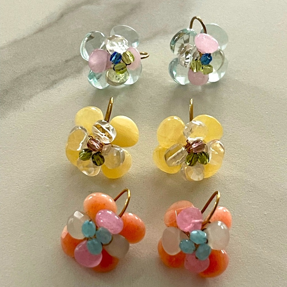 Delicate and unique flower stud earrings (assorted colors)